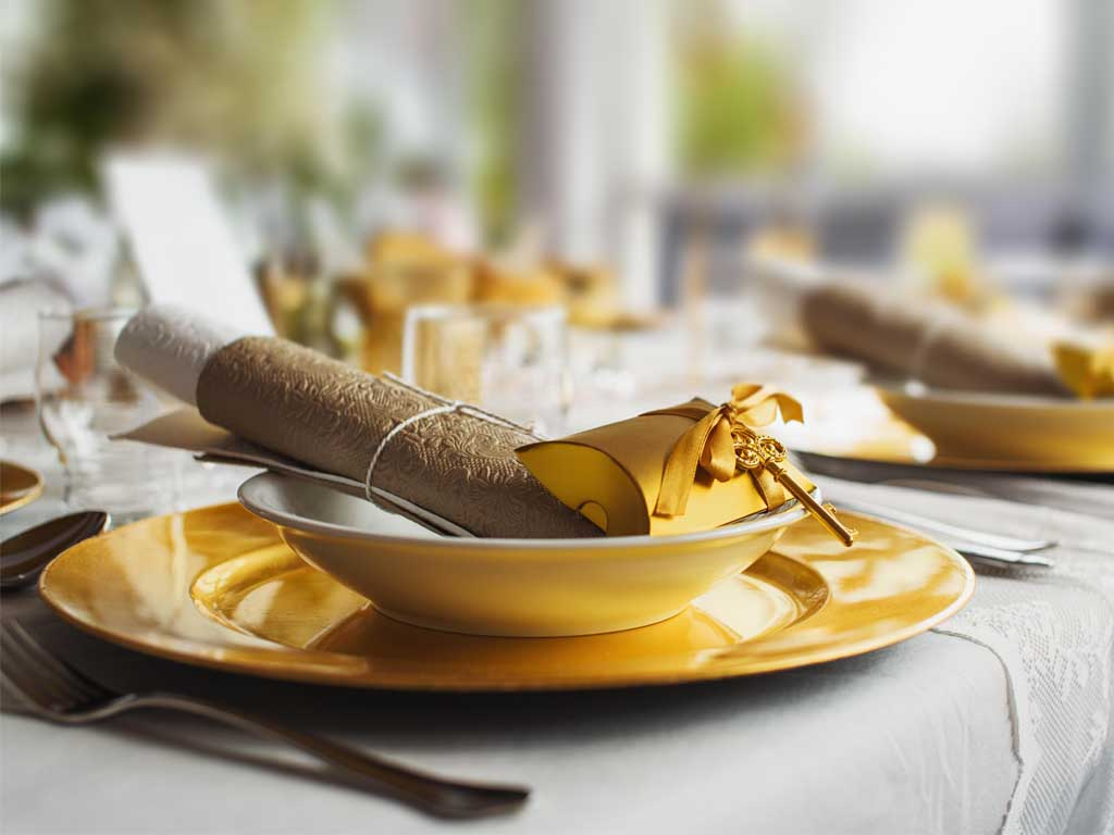 Nowość w ofercie: złote podtalerze dekoracyjne – elegancja na stole