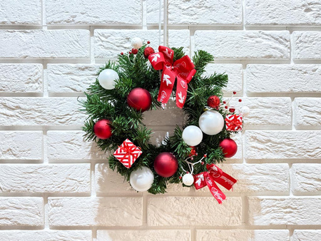 Wianek świąteczny 27365 KOKARDY i bombki 30cm